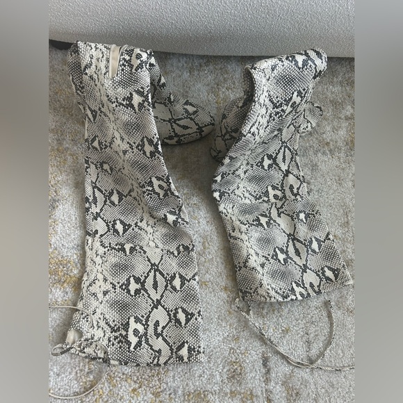 Thigh high snake skin boots - Picture 4 of 11